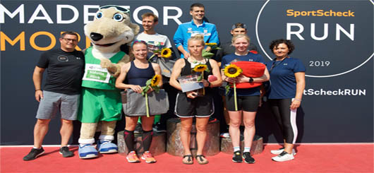Siegerinnen und Sieger der Halbmarathon-Distanz beim SportScheck RUN Berlin.