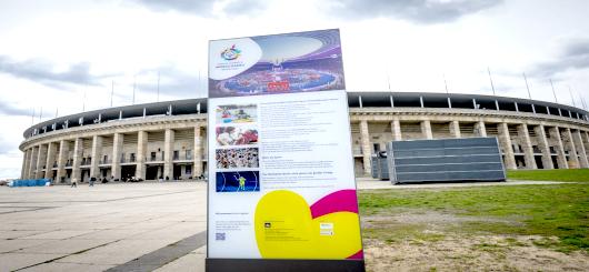 Informationstafel am Olympiastadion