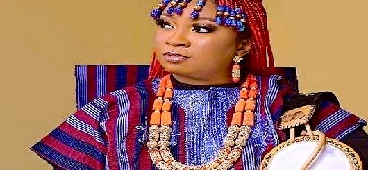 Die Musikerin Lola Olamuyiwa (Ara)