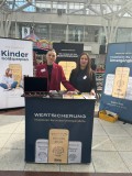 Im Bild: v.l.r. Kiara Junker & Henda Ben Mansour.  Powerfrauen im Bereich Zertifizierte Edelmetall Beraterinnen
