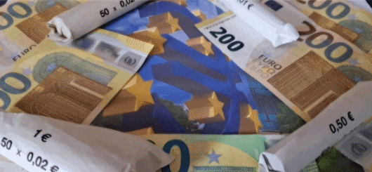 Bargeld mit ihrer Geldpolitik 