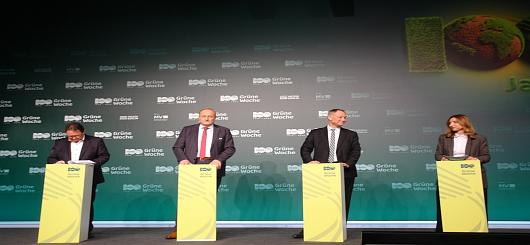 v.l.n.r. Christoph Minhoff, Joachim Rukwied, Dr. Mario Tobias, Daniela Breitschaft