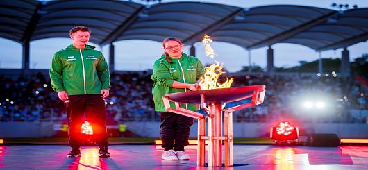 Flamme der Hoffnung ist entzündet: Jesse Veit (l) und Hanna Hohe 