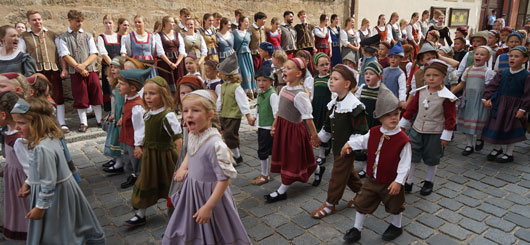 Kinderzeche Dinkelsbühl: die Kinder der Stadt retten 1632 die Stadt vor der Eroberung der Schweden