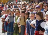 Die Kinder strahlen in ihren bunten Kleidern