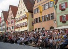 Tausende verfolgen und bejubeln vor historischer Kulisse die Aufführungen in den historischen Gewändern